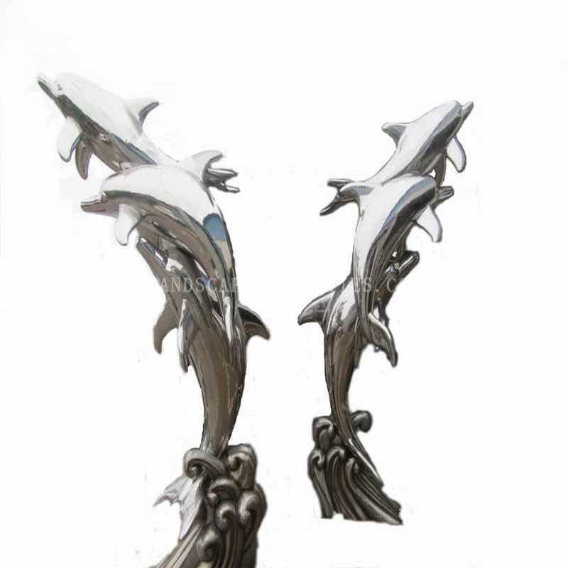 What are the benefits of using advanced alloys in stainless steel sculptures?(pic1)